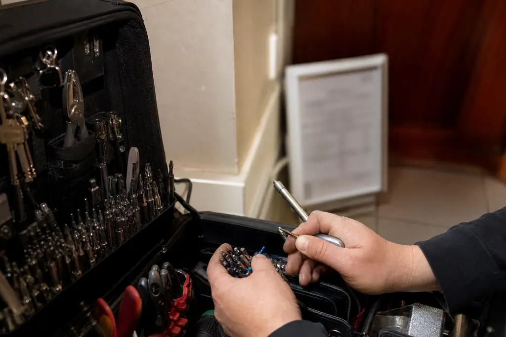 outillage serrurier ouvert avec outils rangés